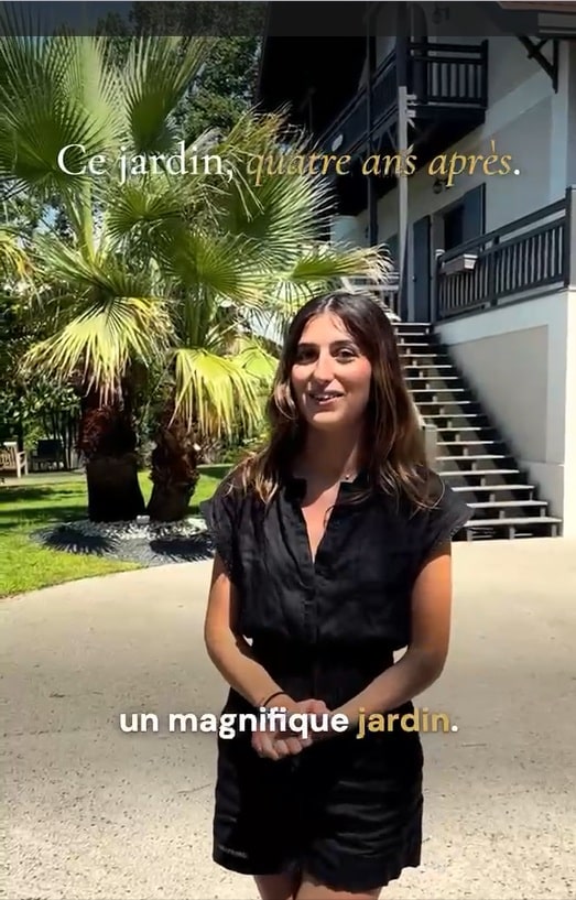 Femme souriante dans un jardin avec palmier. Texte : Ce jardin, quatre ans après, un magnifique jardin.